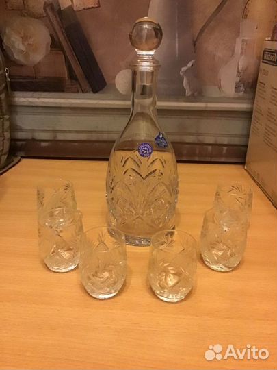 Хрустальный графин и стопки