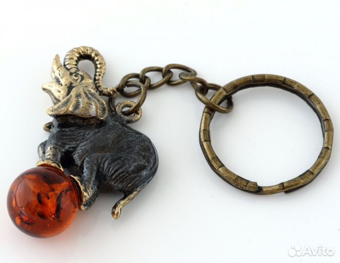 Брелок для ключей Слон на шаре латунь янтарь