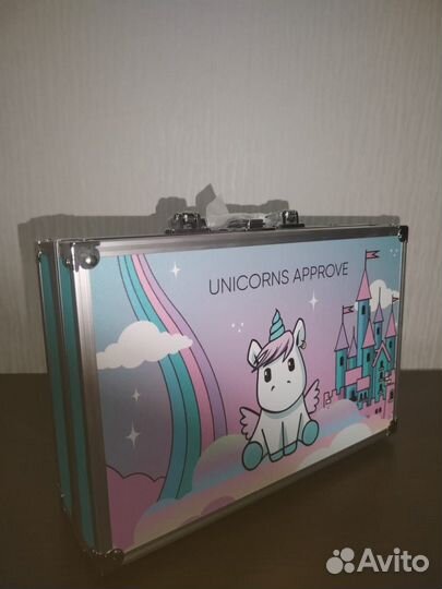 Детский чемодан с косметикой