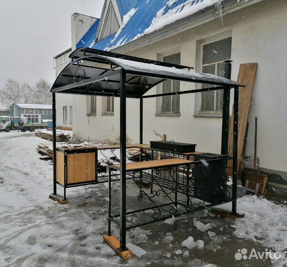 Мангальная зона под крышей