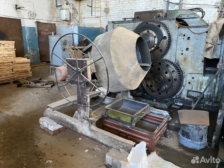 Бетономешалка и кран консольный