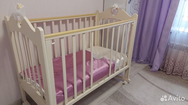 Детская кроватка с маятником