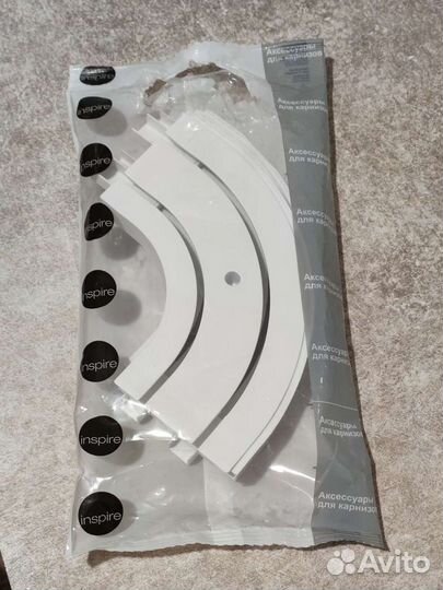 Поворотный соединитель для шторной шины