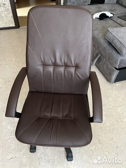 Офисное кожаное кресло