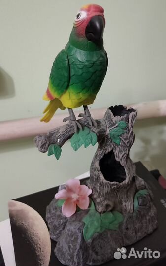 Игрушечный попугай
