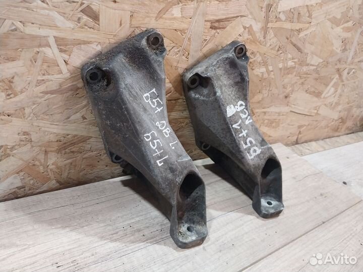 Кронштейн двигателя левый Volkswagen Passat B5