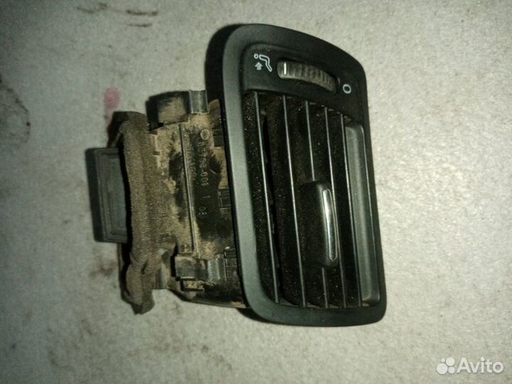 Дефлектор воздуховода передний левый Volkswagen