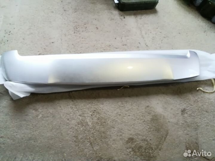 Спойлер пятой двери Toyota voxy noah