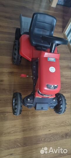 Детский трактор с педалями и прицепом