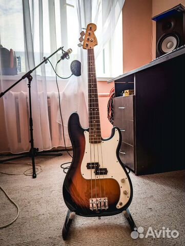 Бас-гитара Fender Precision Bass