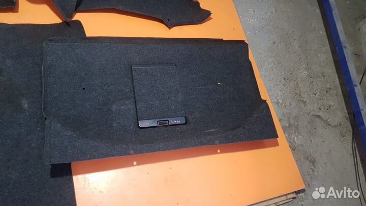 Обшивка пол багажника на Skoda Superb