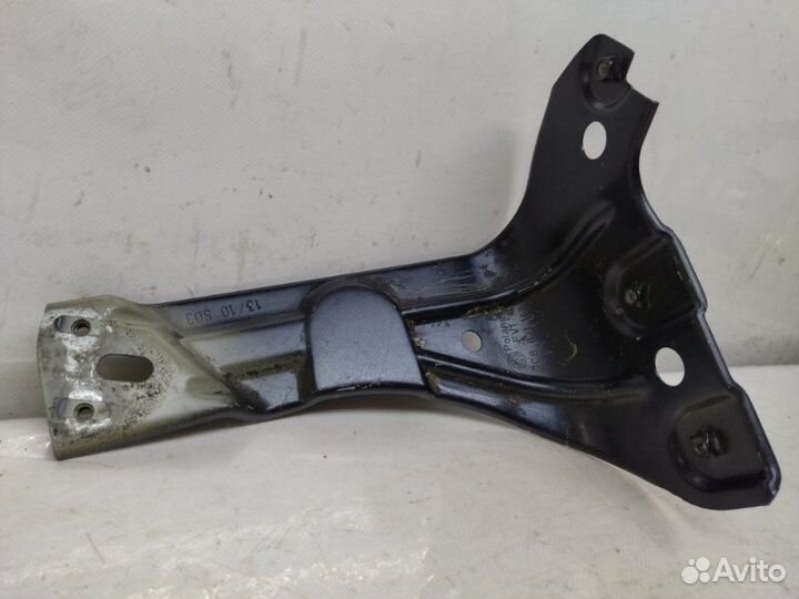 Кронштейн крыла передний правый Volkswagen Passat