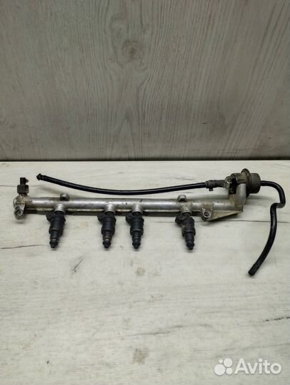 Топливная рампа с форсунками Volvo 440 Вольво 440