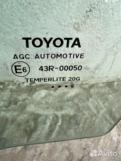 Стекло двери Camry v70 переднее левое