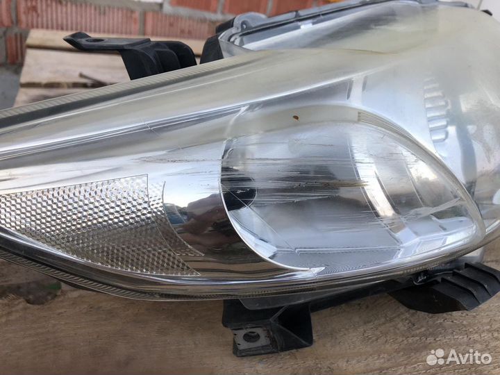 Toyota Corolla 150 фара передняя правая