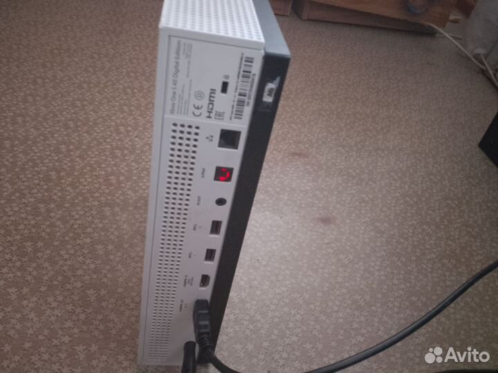 Xbox One s 1tb с одним геймпадом