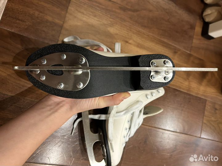 Коньки фигурные белые 34 размер