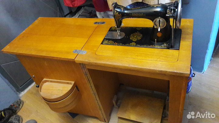 Швейная машинка СССР с тумбой