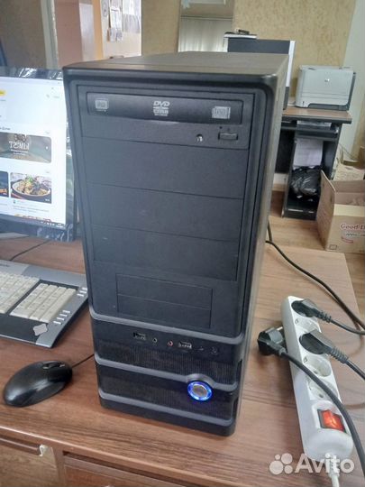 Офисный компьютер с монитором