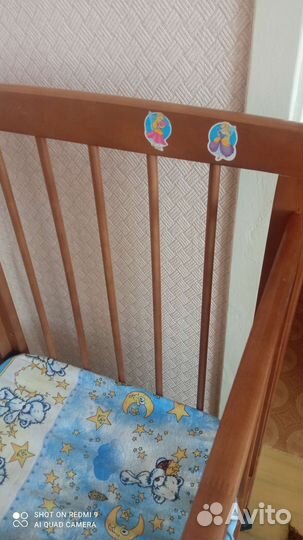 Детская кроватка на колесиках