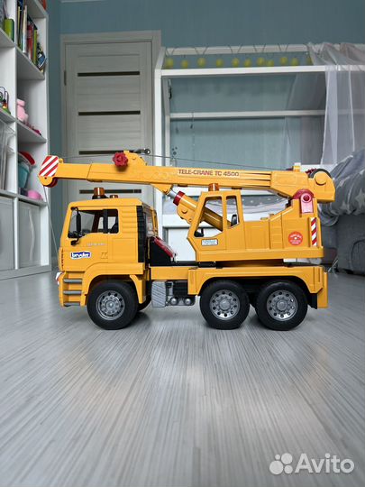 Подъемный кран Bruder MAN