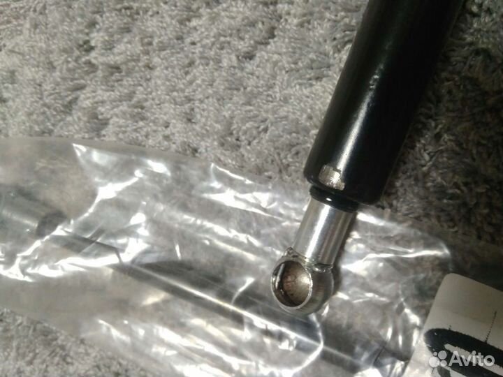 Амортизаторы задней двери авто