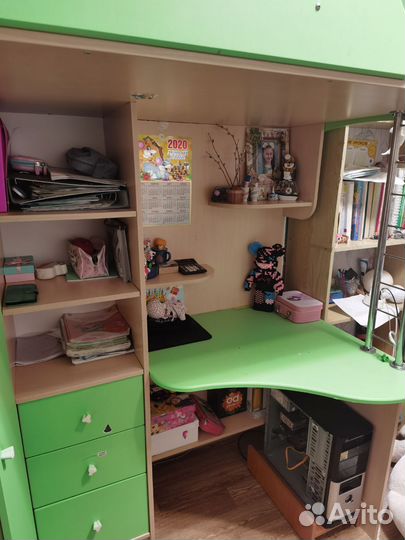 Детский уголок с кроватью и столом