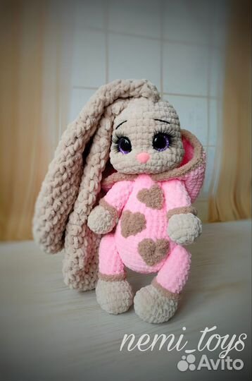 Вязаная плюшевая игрушка зайка.Зайчик в пижаме