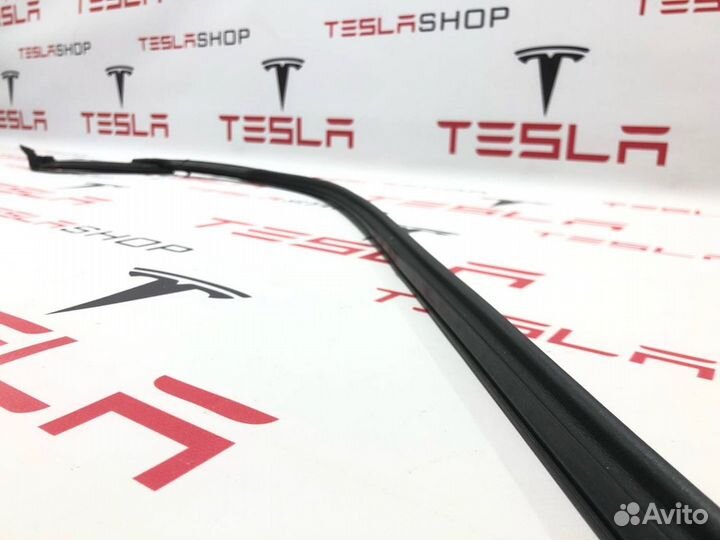 Уплотнитель проема дверного Tesla Model X 2019