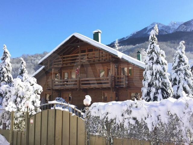 Коттедж 380 м² на участке 9 сот.