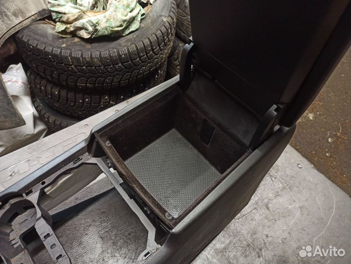 Подлокотник Volkswagen Touareg 7L