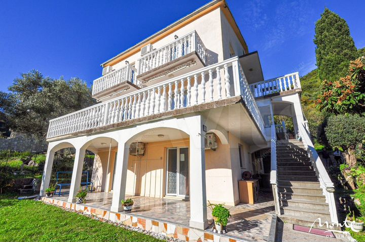 Дом 288 м² на участке 472 м² (Черногория)