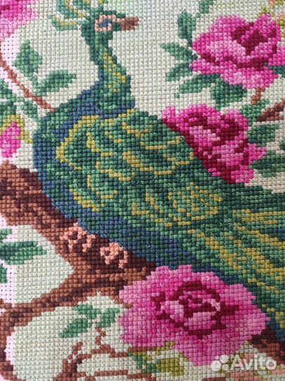 Готовая вышивка крестом Павлины