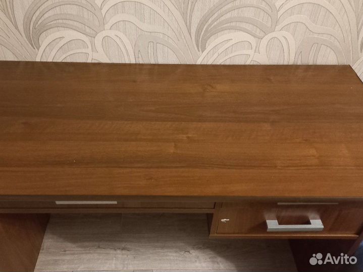 Письменный стол