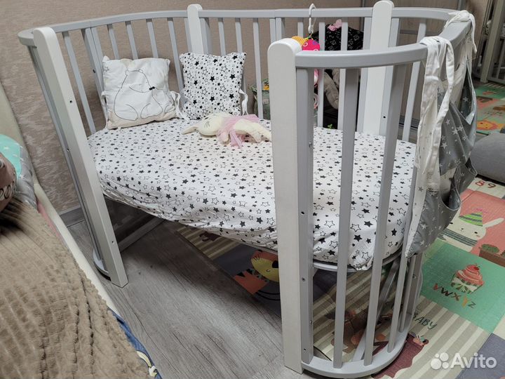 Детская кроватка с маятником