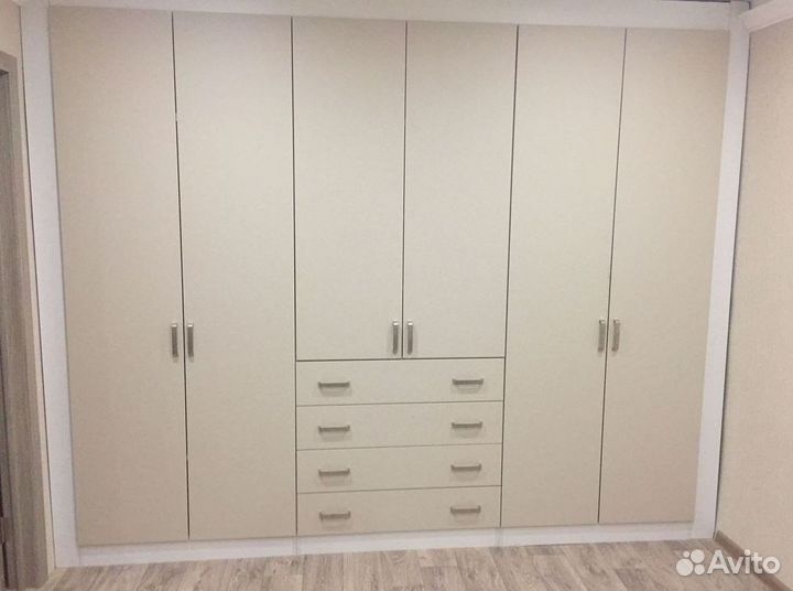 Зеркальный шкаф