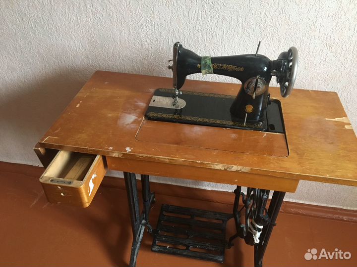 Швейная машинка ножная - времен СССР