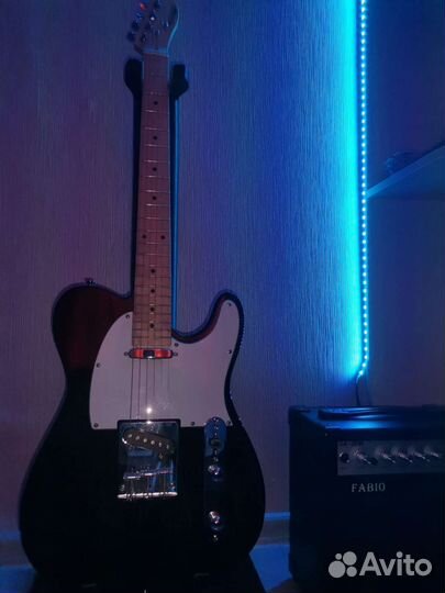 Электрогитара в комплекте с комбоусилителем