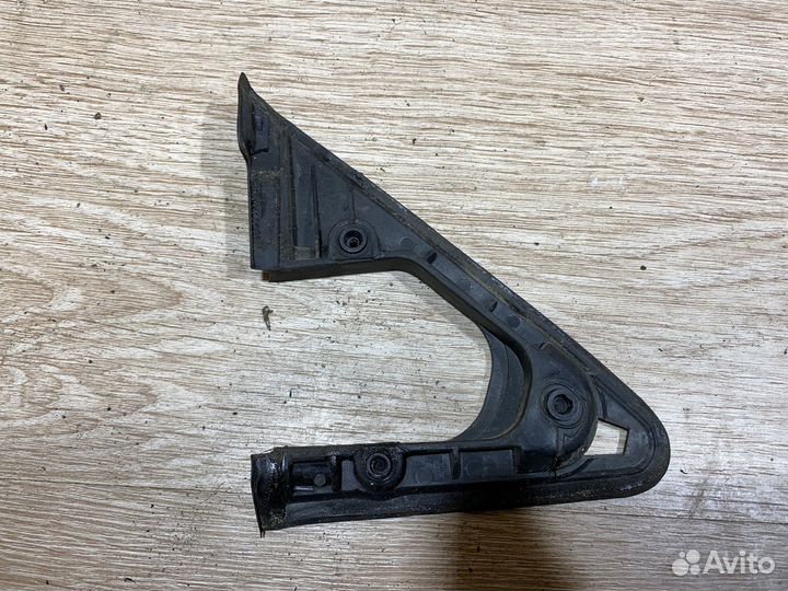 Кронштейн накладки левого зеркала New Beetle А4