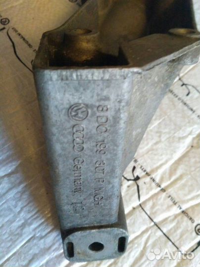 Кронштейн двигателя левый Volkswagen Passat B5