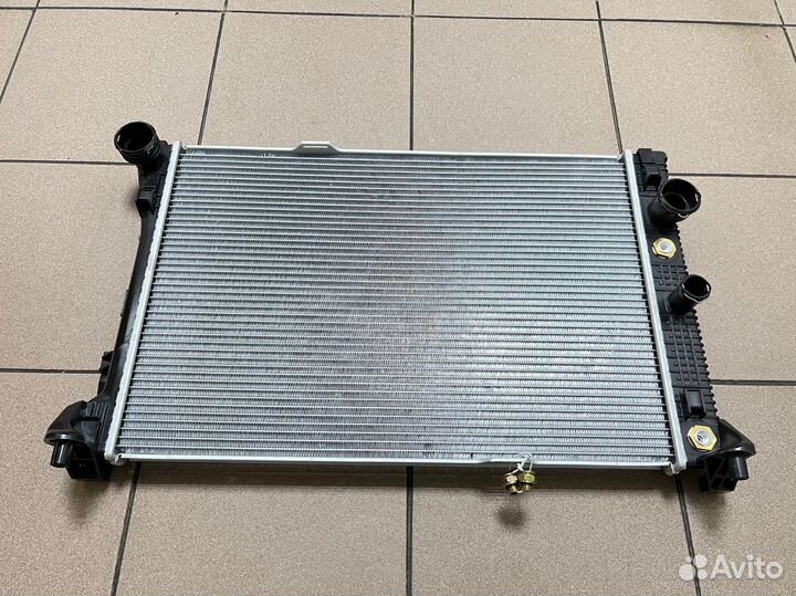 Радиатор охлаждения Mercedes W207 W212 W204