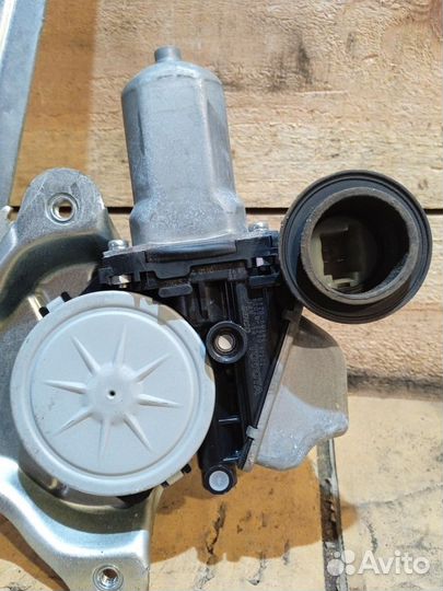 Стеклоподъемник электр. задний правый Toyota Land