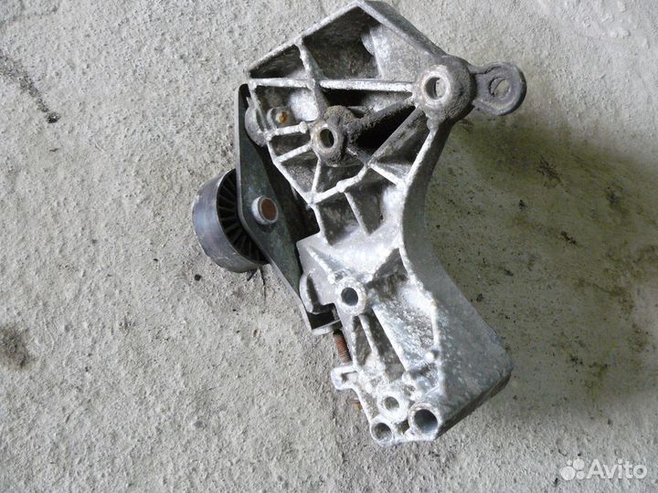 Кронштейн двигателя Renault Symbol