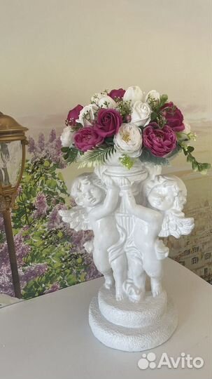 Статуя ангела с мыльными цветами