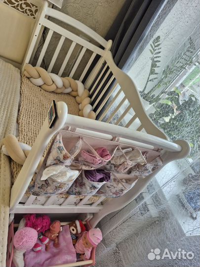 Детская кроватка с маятником и ящиком