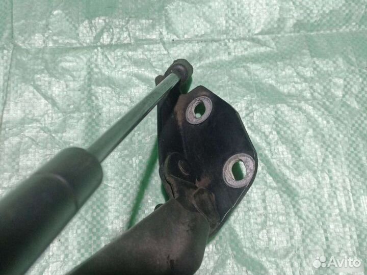 Петля багажника левая Audi A6 C4