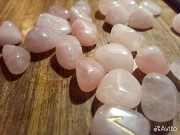 Руны из кристаллов розового кварца