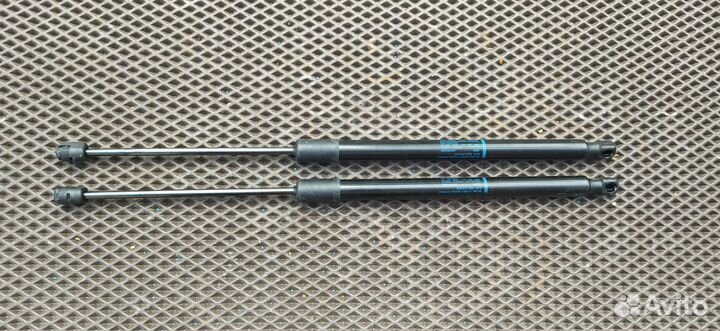 Амортизатор двери багажника 5e6827552