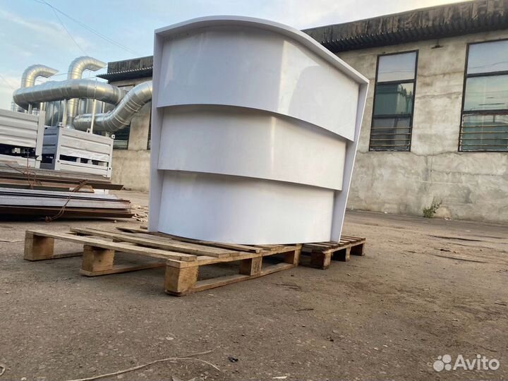 Глянцевая стойка-Ресепшен с тремя уровнями