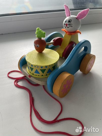Каталка на веревочке деревянная «зайка»